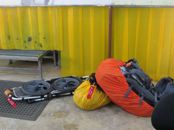 flach wie Expeditionsgep�ck liegt der Gogo-Kid beim Fluggep�ck-Bildersammlung Fernengel