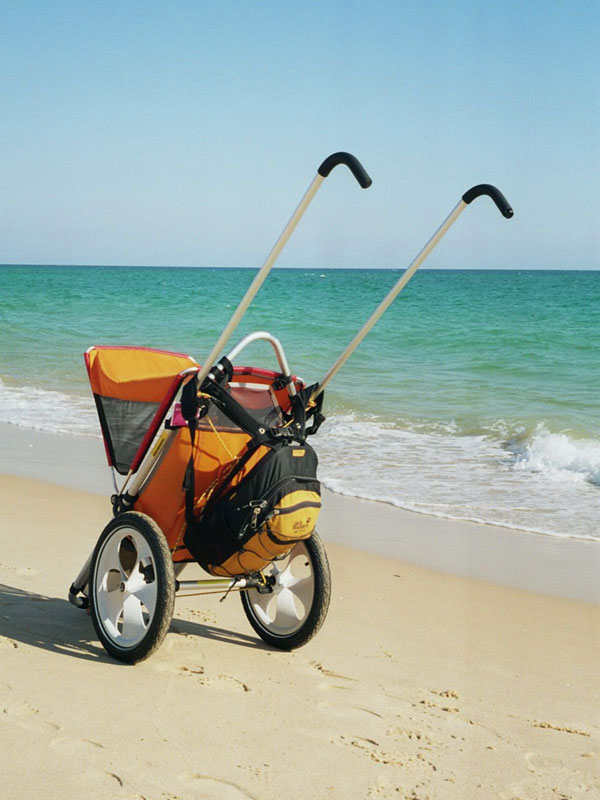 mit dem gogo-kid trekking stroller am Strand, mit dem Rucksack �ber den Schiebern