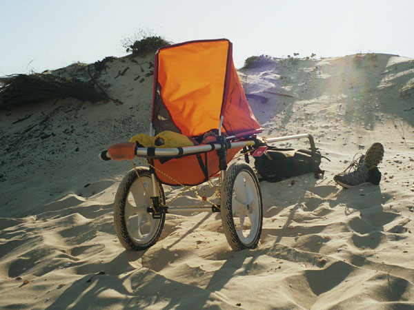 gogo-kid als strandbuggy, baby schl�ft, die schiebegriffe in die d�ne gelegt