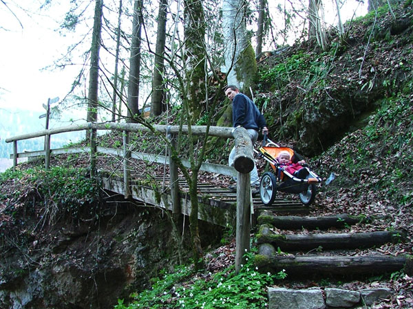 wandern mit kind in den bergen, mit dem Gogo-Kid ber Stufen aufwrts