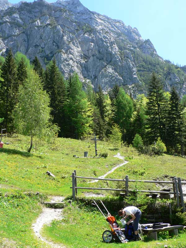 Wandern  mit Baby in den Alpen ber schmale Bergpfade